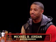 Michael B. Jordan tager Hot Ones-udfordringen