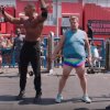 Kevin Hart og James Corden træner på Muscle Beach