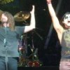 Heldig fan til Foo Fighters-koncert får lov at spille med - og nailer den