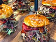 Burgerbar i USA skaber The Boss Burger: en meatlover med fem slags kød