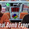 Bomberyddere prøver at rydde en bombe i virtual reality