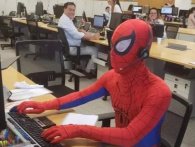 Mand dukker op forklædt som Spider-man på sin sidste arbejdsdag, og ingen ved helt hvorfor 