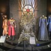 Originale kostumer fra blandt andre Joffrey Baratheon. - Turen går til Nordirland: I fodsporene på Game of Thrones