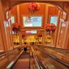 Friske blomsteropsætninger i evighedselevatoren mod hotellobbyen i Wynn Hotel - Turen går til: Macao