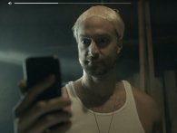Komikeren Chris D'elia spiller Eminem i videon til Homicide
