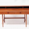 Et Peter Løvig Nielsen teaktræskrivebord fra 60'erne, vurderet til 8.000 kroner. - Anthony Bourdains værdifulde ejendele bortauktioneres