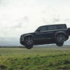 Foto: Danjaq LLC og MGM - Se den nye Land Rover Defender flyve 30 meter i stuntoptagelserne til 'No Time To Die'