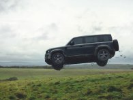 Se den nye Land Rover Defender flyve 30 meter i stuntoptagelserne til 'No Time To Die'