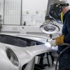 Aston Martin genskaber James Bonds DB5 med røgkanon, geværer og klassiske gadgets