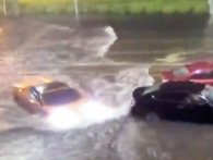 Kølig gut kører sin Lamborghini igennem Floridas oversvømmede gader
