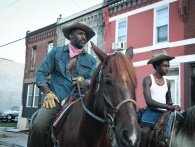 Idris Elba fører sig frem som gammeldags cowboy i en moderne by