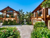 Pierce Brosnan leder stadig efter en køber til sit eksotiske Malibu-palæ