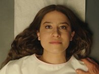 Trailer: False Positive - graviditetshorror med Ilana Glazer og Pierce Brosnan