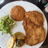 Paneret sortfodsgris (!) med syltede, grillede grøntsager, romesco-sauce og bitre salater..  - Restaurant-anmeldelse: Latur - delikatesseperlen i Nordjylland
