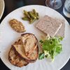 Rillette af øko-gris med grillet brød, grov sennep & cornichoner. - Restaurant-anmeldelse: Latur - delikatesseperlen i Nordjylland