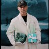 Daniel Arsham med værket og "originalen"  - Foto: Tiffany and Co. - Daniel Arsham har lavet sit take på Tiffany & Co's klassiske gaveæske