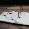 Foto: Anne Nygård/Unsplash - Brillemager: Byt dine gamle hinkesten til nye bionedbrydelige briller i bæredygtighedens tegn?
