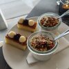 Græsk yoghurt med kompot og Jørns kage med hvid chokolade-creme.  - Anmeldelse: Restaurant Jørn