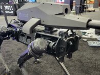 Robotingeniører monterer en Sniper-riffel på en robothund og Skynet nærmer sig