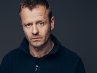 Hængerøv, hiphop og autodidakt skuespil: Interview med Peder Thomas Pedersen