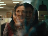 Michelle Yeoh stjæler tricks fra varianter af sig selv i ny vanvittig multivers-film 