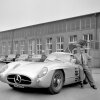 Rudolf Uhlenlaut med en af hans to prototyper - Foto: Mercedes-Benz Group - Mercedes-Benz 300 SLR Uhlenlaut er verdens mest værdifulde bil