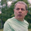 Rowan Atkinson og bi i Man Vs Bee - Foto: Netflix - 'Mr. Bean' er tilbage: Rowan Atkinson er klar med nye falde-på-halen komedieserie