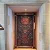 Doors of Thrones - House Stark-dør ved indgangen til Ballygally Castle Restaurant - Rejseguide: Nordirland den ultimative Game of Thrones-destination
