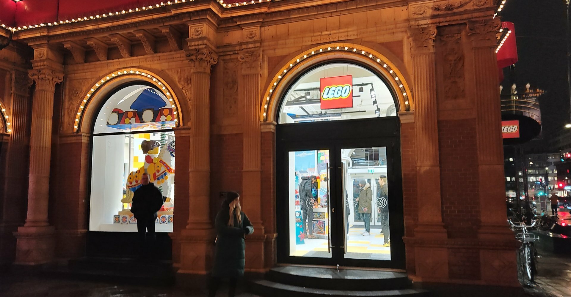 Går du med en LEGO-designer i maven, burde du måske lægge forbi LEGO- butikken ved |