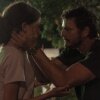 Sarah (Nico Parker) og Joel (Pedro Pascal) i The Last of Us - Foto: HBO Max - Anmeldelse: The Last of Us - Episode 1