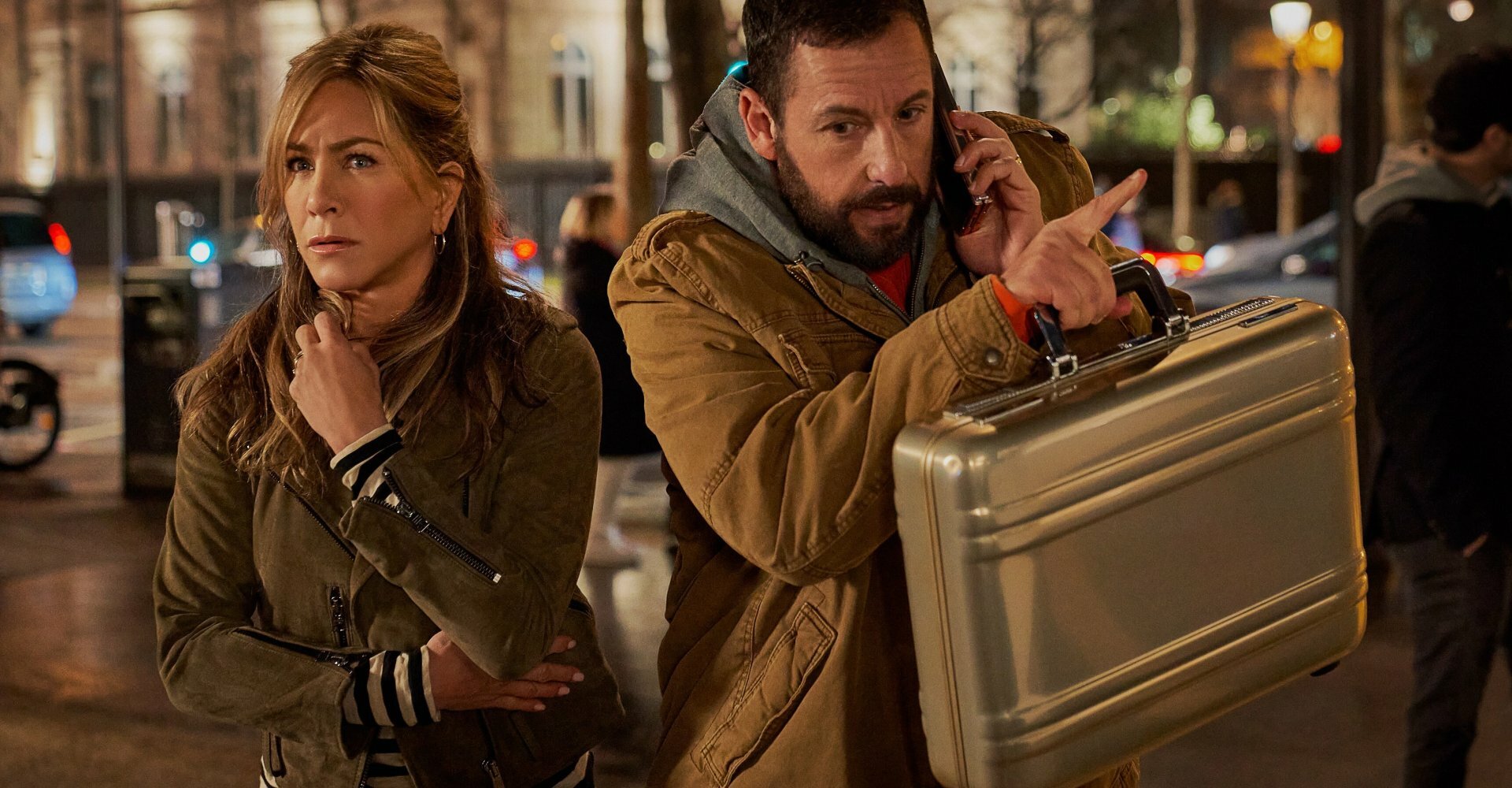 Adam Sandler og Jennifer Aniston er tilbage i første trailer til Murder Mystery 2 Connery