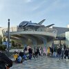 En lifesize Quinjet hænger over den stor plads i midten af Avengers Campus - Disneyland Paris er klar med et spektakulært Marvel Avengers droneshow!