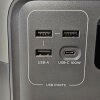 3 ordinære USB-A outputs med max 12 Watt effekt og en enkelt USB-C port der leverer 100 Watt (Godt til laptops og enkelte smartphones) - Test: EcoFlow River 2 Max - Transportabel strømstation