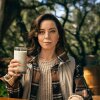 Foto: Milk Processor Education Program (MilkPEP) - Komedieskuespiller Aubrey Plaza giver fuckfinger til plantemælk i ny udskældt reklame