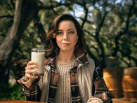 Komedieskuespiller Aubrey Plaza giver fuckfinger til plantemælk i ny udskældt reklame
