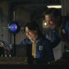 Lucy (Elle Purnell) og Overseer Hank (Kyle MacLaughlin) i Vault 33(?) - Foto: Prime Video - Smugkig: Fallout-serien har fået sin premieredato