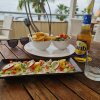 Frokost on point hos La Terrasse.  - Rejse-reportage: Caribisk eventyr på St. Martin