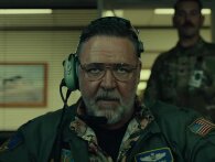 Bag fjendens linjer: Se Russell Crowe og Liam Hemsworth på militær aktion i Land of Bad