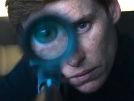 Eddie Redmayne som lejemorder leger katten efter musen med loven i første trailer til The Day of the Jackal