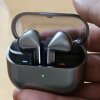 Yes der er lys - og et etui med et gennemsigtigt låg - Test: Samsung Galaxy Buds3 Pro