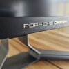 Det ikoniske Porsche Design-brand pryder skærmens front - Test: Porsche Design AOC AGON PRO PD32M - Luksus til gaming-entusiasten