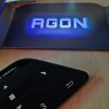 Den trådløse remote er smart - og logoprojektionen er sjov - Test: Porsche Design AOC AGON PRO PD32M - Luksus til gaming-entusiasten