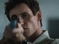 Eddie Redmayne spiller brutal lejemorder i fuld trailer til The Day of the Jackal