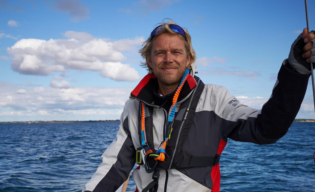 Felix Smith leder an på nyt sejlerprogram: “Måske en dag trækker jeg stikket og tager ud på bølgen blå på ubestemt tid”