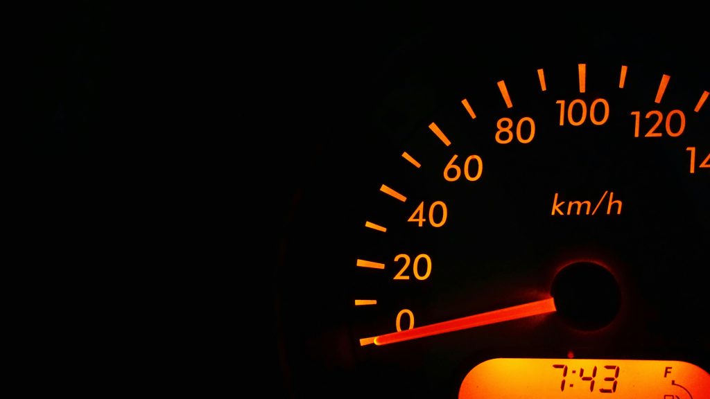 Hvor meget benzin er der egentlig tilbage, når tanken siger “0”?