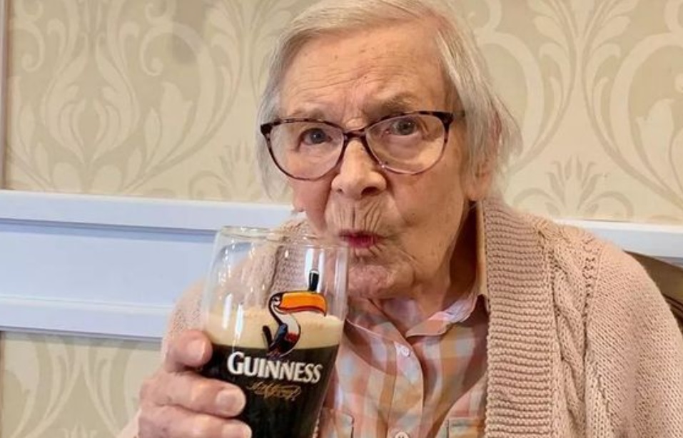 105-årig afslører hemmeligheden bag et langt liv: “Forbliv single og drik Guinness”