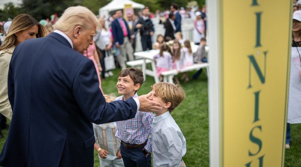 Trump på glat is: Viser “attentat-samlekort” til børn