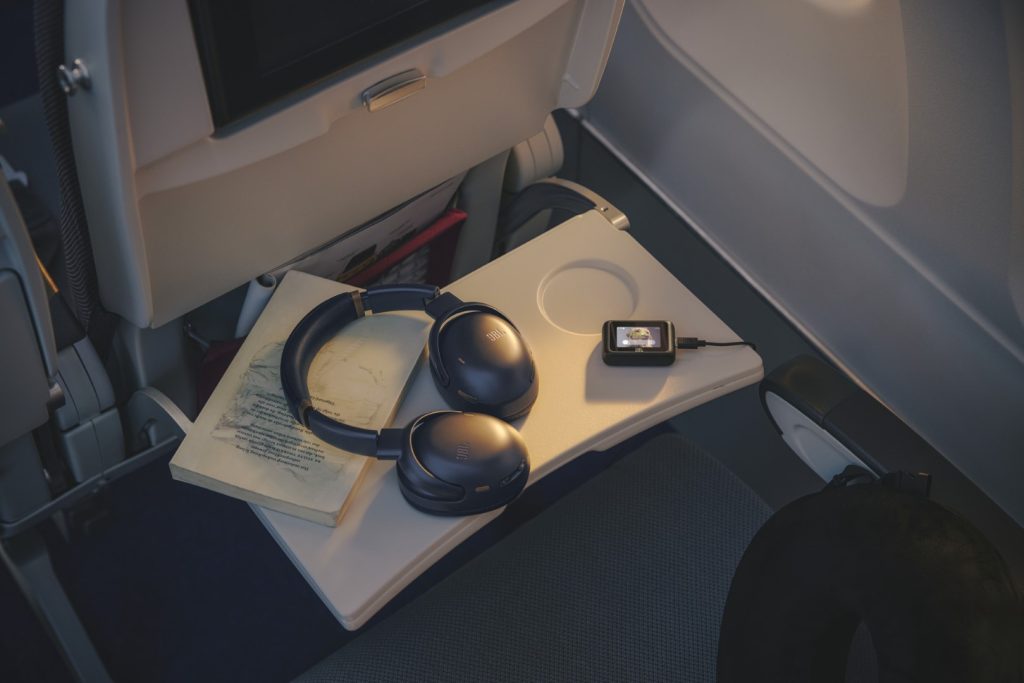 585636 LS JBL Tour One M3 Smart Tx Lifestyle Image Still Life Blue b62be4 original 1744106688