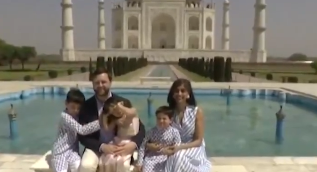 VIDEO: JD Vance kæmper med børnene under fotoshoot ved Taj Mahal