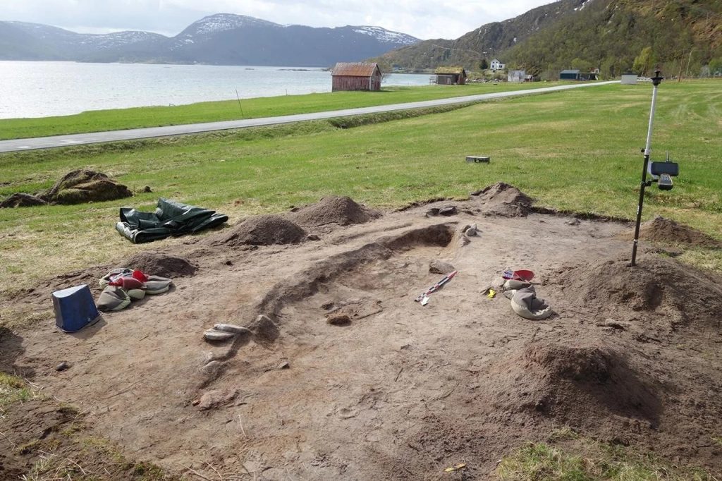 Arkæologer finder ekstremt sjælden vikingebegravelse: kvinde og hund i bådgrav